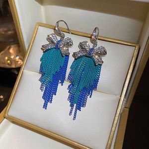 Cuelga la lámpara Nueva cadena de metal larga de cristal azul Cuelga los pendientes de gota Accesorios de joyería de diamantes de imitación de moda de lujo de alta calidad para mujeres