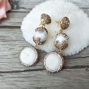 Dangle Chandelier Paire de boucles d'oreilles en corail blanc naturel pavées de cristal doré strass Tridacna Shell perles bijoux faits à la main 241Dangle Chande