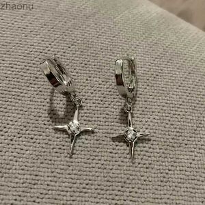 Boucle d'oreilles en étoiles Punk Zirconia Punk Zirconia adaptée aux femmes coréennes de bijoux y2k cadeaux Rock Grey Silver Hollow Star Ear oreille XW