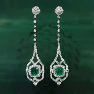 Cuelga la lámpara RUZZALLATI Vintage Antique Lab Emerald Jewelry Color plata Hollow Design Long Drop Earring para mujeres Dangler Gift 230223