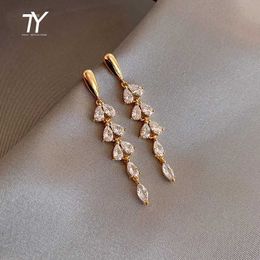 Bengelen kroonluchter sprankelende zirkon kwast bladvormige gouden oorbellen geschikt voor dames nieuwe mode -sieraden D240516