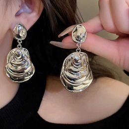 Bengelen kroonluchter gestreepte metalen geometrische oorbellen voor vrouwen ontwerp sense drop oorbellen veelzijdige temperament goudplaten sieraden groothandel