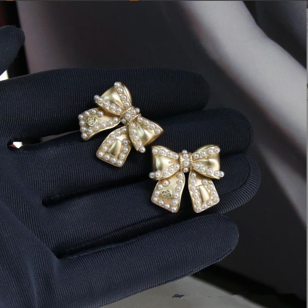 Dangle Candelabro Pendientes de perlas con forma de pajarita dulce con un temperamento versátil para damas Agujas de plata 925
