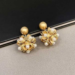 Boucles d'oreilles de fleur de perle vintage de lustre en peigne vintage pour femmes goujons d'oreille de tempérament de luxe.