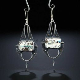 Chandelier en peluche vintage Couleur argentée Femmes Boucles d'oreilles Modèle de gravure incrustée de pierres blanches Drop pour les bijoux de fête rétro H240423