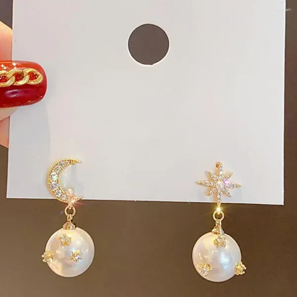 Pendientes colgantes 1 par elegante colgante de perlas de imitación de estrella y luna dulce de cobre que combina con todo para citas