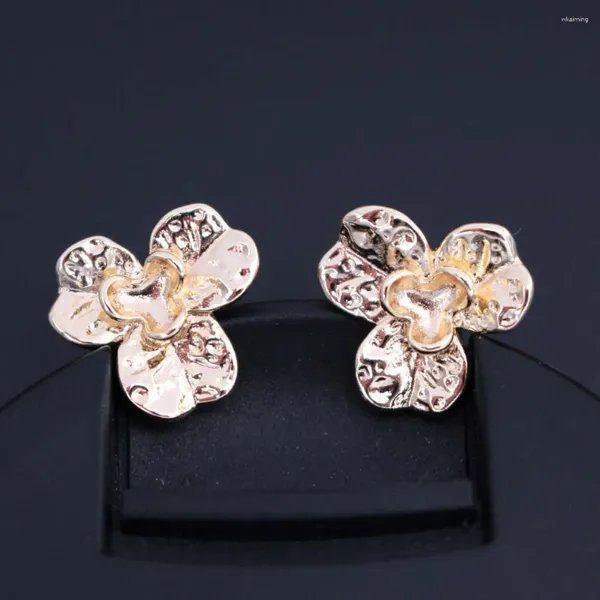 Pendientes colgantes de 10Pays Triple Bloom Studs Daisy Flower Leaf Branch Post Conectores Base de perlas Accesorios de joyería chapada en oro