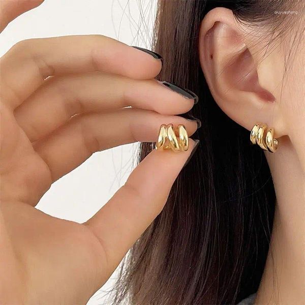 Boucles d'oreilles en peluche 2023 Tiny Metal Gold Color Stud For Women Fashion Twist Twish Creux Bijoux de boucles