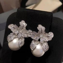 Boucles d'oreilles en pente 2024 Dernière fleur de lys de design avec élégant et perle comme Drop For Women