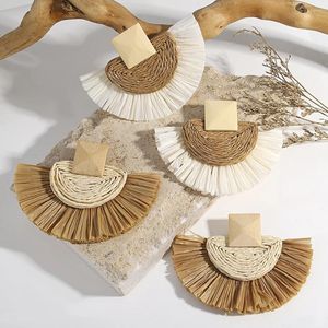 Dange oorbellen aensoa natuurlijke raffia geweven ventilatorvormige druppel voor vrouwen lichtgewicht handgemaakte geometrisch houten strandjuwelen geschenk