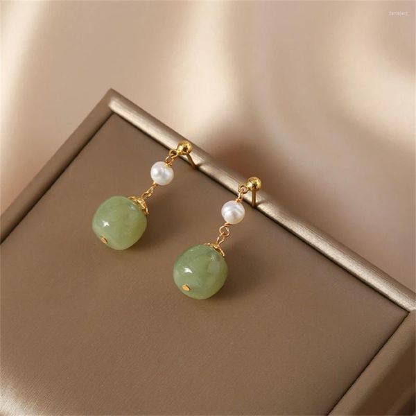 Boucles d'oreilles pendantes assorties avec tout, Rare vert clair et blanc, Niche, bijoux minimalistes, processus manuel exquis