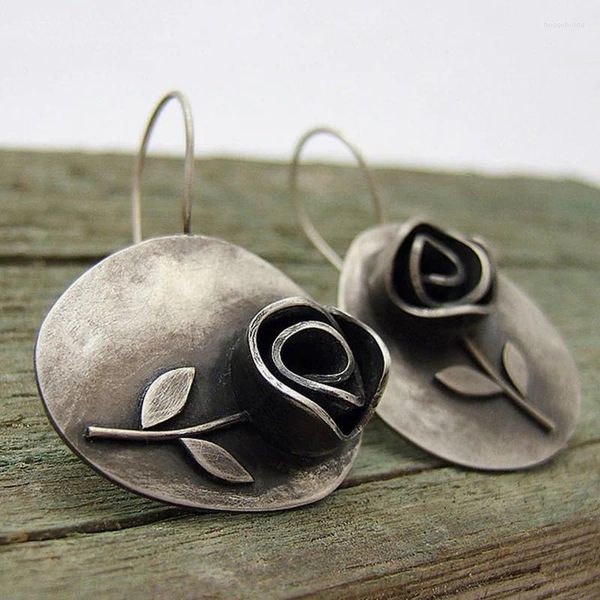 Pendientes colgantes Hoja asimétrica Metal Flor rosa Joyería vintage Grabado étnico Color plata antigua Regalo llamativo