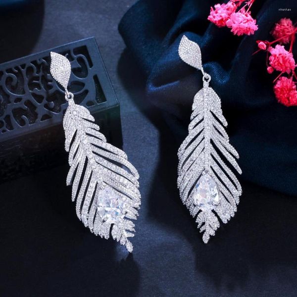 Boucles d'oreilles pendantes BeaQueen brillant blanc cristal cubique zircone longue plume suspendue accessoires de mariage de mariée bijoux pour femmes E435