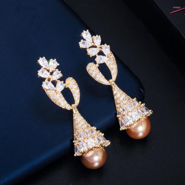 Pendientes colgantes BeaQueen delicados y largos colgantes de perlas micro pavimentadas de circonio cúbico, joyería chapada en oro para mujeres, boda E585