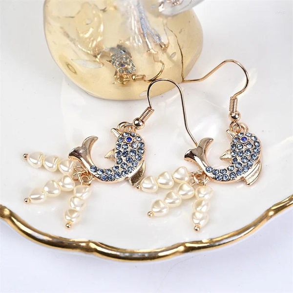 Pendientes colgantes con dijes para mujer, joyería pequeña de Color dorado con diamantes de imitación para mujer, gota de perla de amor blanca y azul de lujo