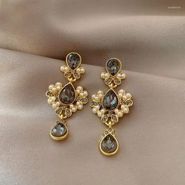 Pendientes colgantes con abalorio para mujer, gota de perla blanca pequeña, Color amarillo dorado para mujer, joyería larga de lujo con diamantes de imitación negros