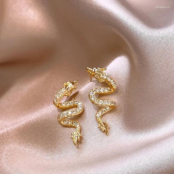 Pendientes colgantes con diseño de estilo chino y gota en forma de dragón de color dorado, un accesorio inusual para las mujeres en la colección de joyas de 2024