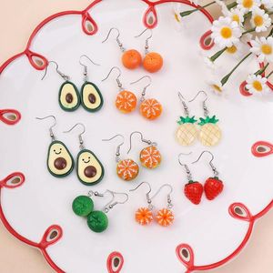 Boucles d'oreilles en peluche colorée Avocado ananas de fraises pour les femmes créatives Cadeaux géométriques de résine fruit mignon
