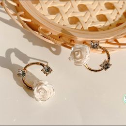 Boucles d'oreilles pendantes colorées en argent sterling S925 avec roses blanches en forme de C avec incrustation de zircon pour femme en alliage matériel de fête petite amie bijoux