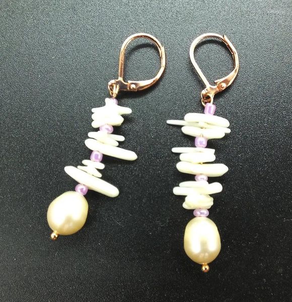 Boucles d'oreilles pendantes artisans faites à la main.Perle de corail blanc naturel pour cadeau maman amie