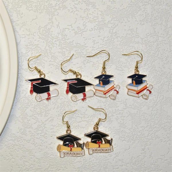 Boucles d'oreilles en peluche de mode créative gradues d'étudiante pour femmes livres de graduation du ruban rouge chapeau métal accessoires de bijoux cadeau pour amis