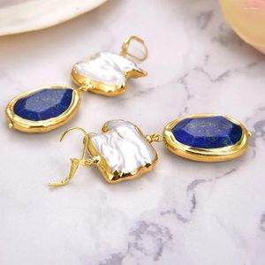 Boucles d'oreilles en peluche de lapis bleu perlé keshi blanc avec levier plaqué or arrière