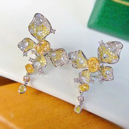 Pendientes colgantes lindas borla de mariposa diseñada para joyas de lujo de lujo en color plateado incrustación de encanto de circón