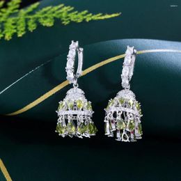 Boucles d'oreilles en peluche cwwzircons olive vert cubic zircon se balançant Huggie Drop Chandelier à franges long pour femmes bijoux de fête de fête CZ708