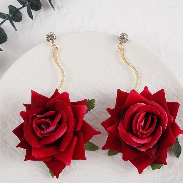 Boucles d'oreilles pendantes Rose délicate, joli rouge, bijoux légers faits à la main, cadeau en tissu, crochet à fleurs K3KF