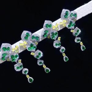 Bengelen oorbellen ontwerper originele onregelmatige lang ingelegd met smaragdgroene kristallen luxueuze en elegante damesjuwelen