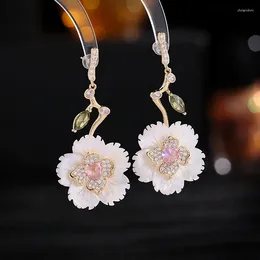 Boucles d'oreilles pendantes Style design avec zircone cubique incrustée de tempérament blanc Imitation fritillaire fleur de coquille pour les femmes