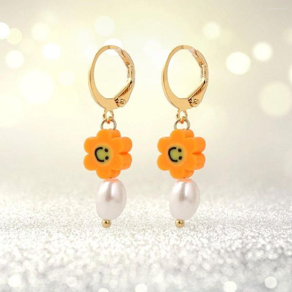 Pendientes colgantes para mujer, aretes colgantes inusuales de verano, pendiente de perla auténtica, joyería de fruta, 2023 arcilla, Linda flor