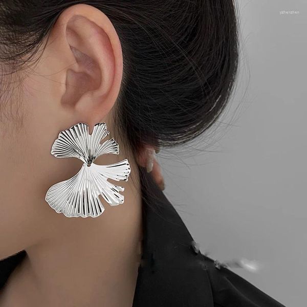 Boucles d'oreilles pendantes en forme de feuille de Ginkgo irrégulière exagérée pour femmes, rétro en forme d'éventail, accessoires de Style champignon en métal, bijoux à la mode