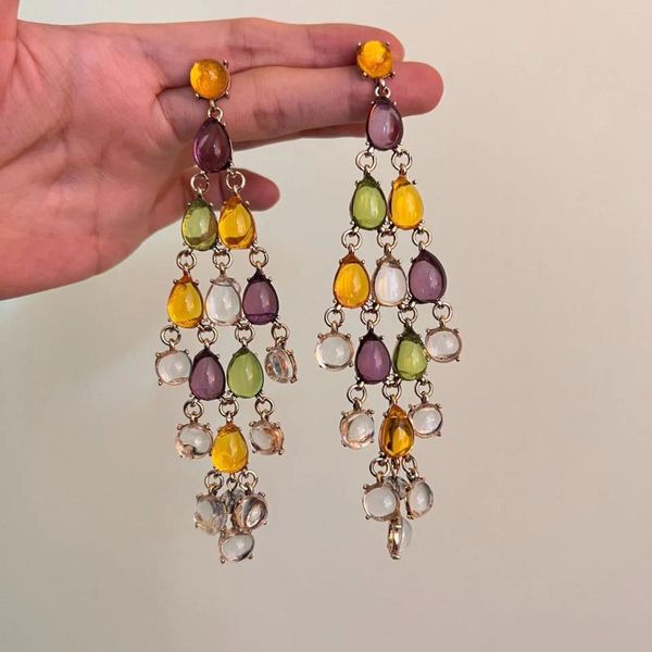 Boucles d'oreilles pendantes exagérées avec des particules de résine transparentes colorées et un design en cascade