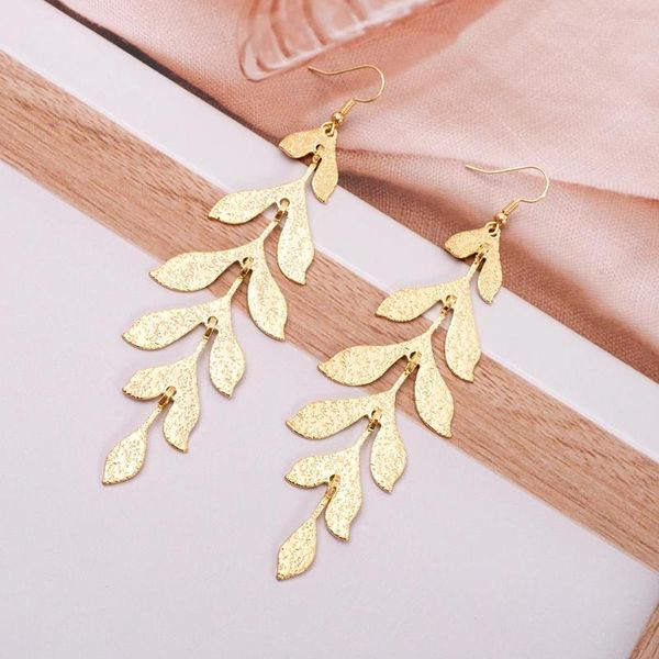 Boucles d'oreilles en peluche Fashion Dynamic Metal Leaf Pildel Vintage pour les femmes esthétique Silver and Gold Couleur Produit Coured Girls Bijoux