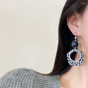 Pendientes colgantes Personalidad de la moda Exageración de tablero de ajedrez en blanco y negro Temperamento femenino Viento frío Círculo Gota para el oído de cuero