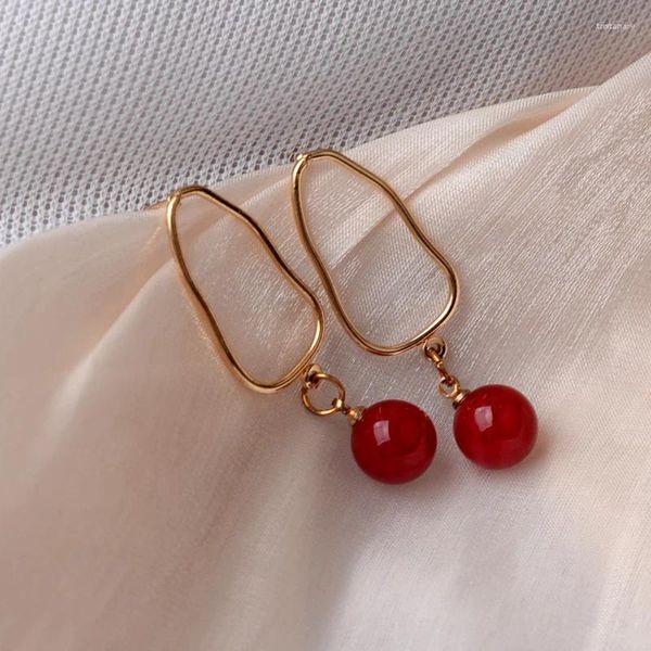 Boucles d'oreilles pendantes pour femmes, perles rouges, couleur dorée, goutte à géométrie irrégulière, bijoux de fête, cadeau de personnalité