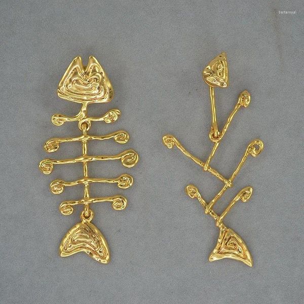 Pendientes colgados con huesos de pescado envejecidos de oro