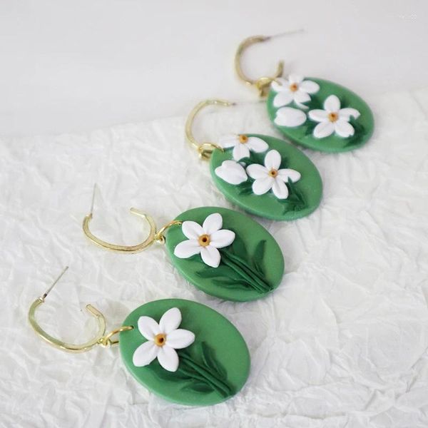 Boucles d'oreilles pendantes en forme de fleur verte pour femmes, pendentif en argile polymère faite à la main, fleurs blanches, accessoires de bijoux, cadeaux