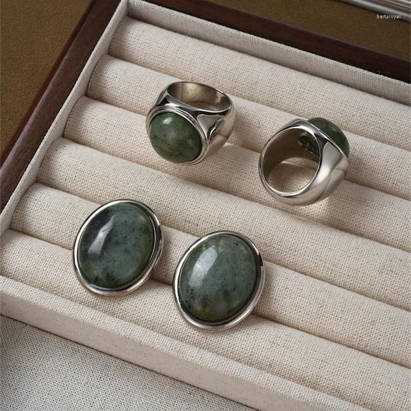Boucles d'oreilles pendantes en jade ovale vert pour femme avec luxe léger et petite foule. Design : bague à bijoux de haute qualité.