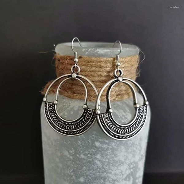 Boucles d'oreilles en peluche Gypsy Hollow Metal Crochet vintage ethnique Couleur argentée et boucle d'oreille faite à la main pour femmes bijoux