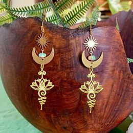 Pendientes colgantes Loto hueco Colgante de yoga Encanto de mujer Bohemio Étnico Viento Oro Sol y luna Cristal irregular