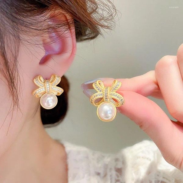 Pendientes colgantes Huitan estéticos en forma de arco, perno prisionero de perlas de imitación para mujeres, accesorios para las orejas para niñas, joyería de moda de lujo de Color dorado