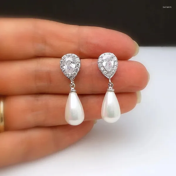 Boucles d'oreilles en peluche Huitan Perle simulée pour femmes Luxury Fashion Dame's Ear Accessory Wedding Engagement Party Bijoux