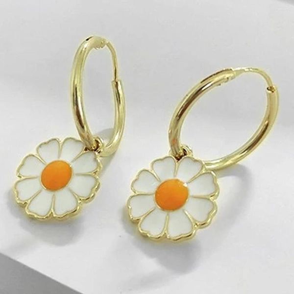 Boucles d'oreilles en peluche Huitan White Daisy Charme pour femmes Couleur d'or fantaisie Fleur d'émail anniversaire fille cadeau de mode bijoux de mode