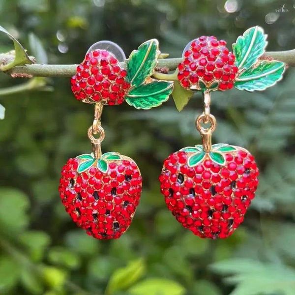 Boucles d'oreilles en peluche dans la gouttes de fraise en straises rouges pour femme créative fruit rétro en gros