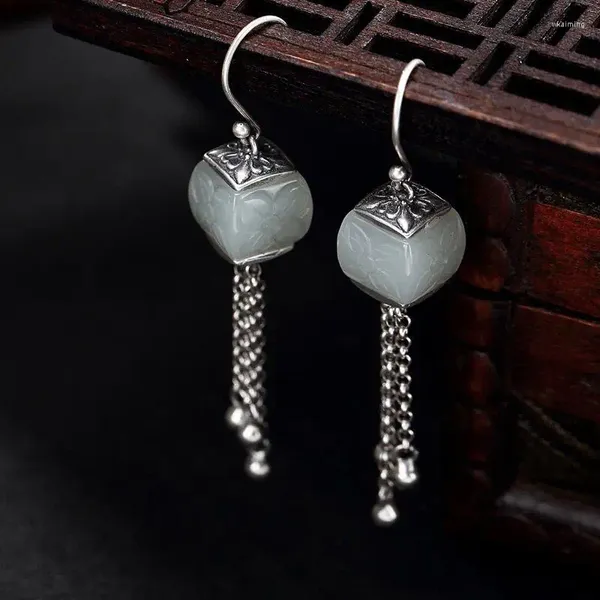 Boucles d'oreilles en peluche indépendante conception rétro incrustée de motifs de jade blanc hetian pour les dames bijoux en argent élégant haut de gamme