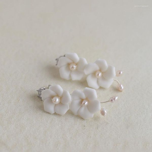 Pendientes colgantes Ins Estilo de porcelana Flor de nupcial Pearas de agua dulce Joyas de boda Mujeres hechas