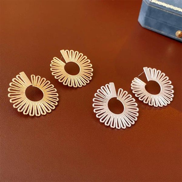 Pendientes colgantes KAITIN girasol hueco para mujer pendiente de tuerca de Metal Simple de lujo versátil venta al por mayor regalo de fiesta, joyería