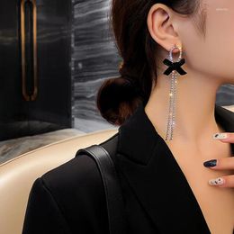 Boucles d'oreilles pendantes pour femmes, bijoux de mode coréenne, métallique noir, pendentif en forme de nœud papillon, pompon en cristal, vente en gros